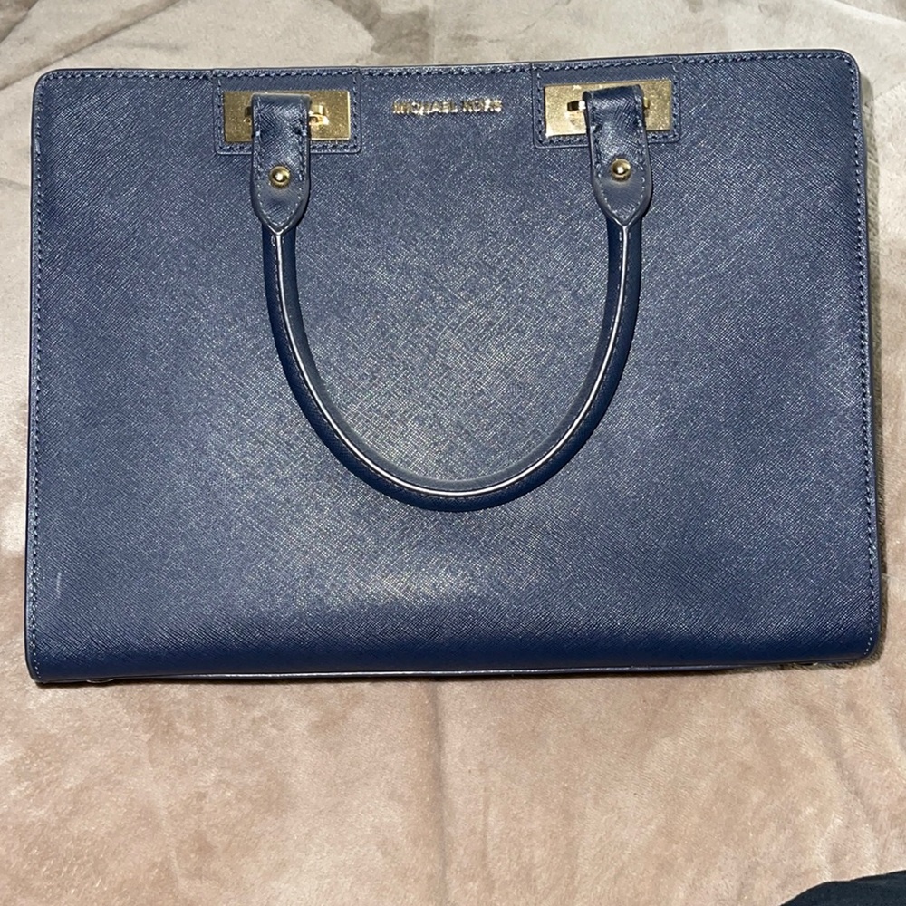 Woman’s Michael Kors pocketbook